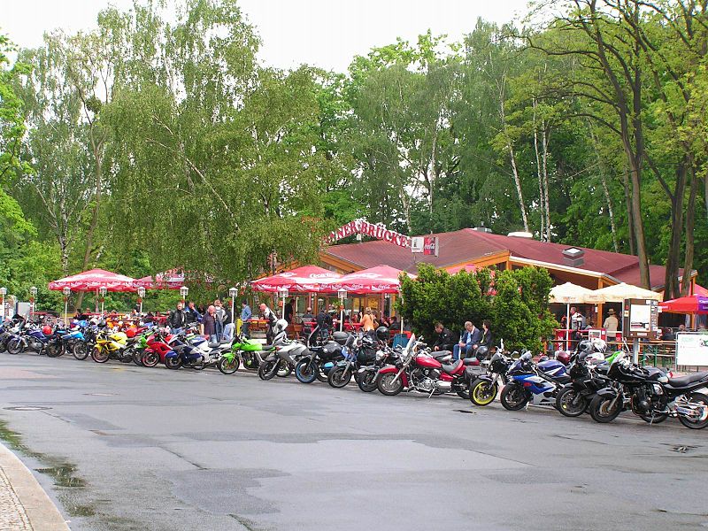 Motorräder an der Spinner-Brücke, historische Aufnahme
