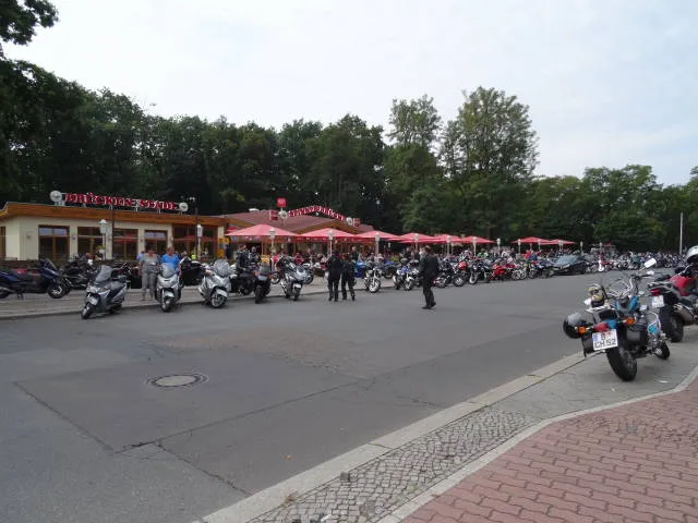 Straßenansicht der Spinner-Brücke mit Biergarten und geparkten Motorrädern