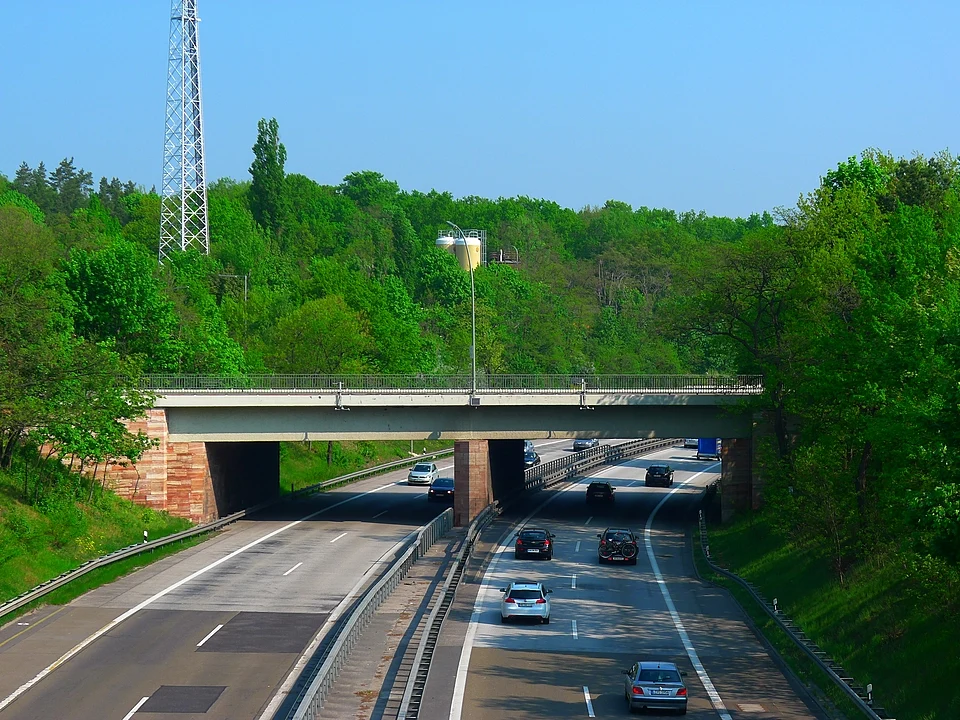 Die Spinner-Brücke über die AVUS an der Spanischen Allee im Frühling