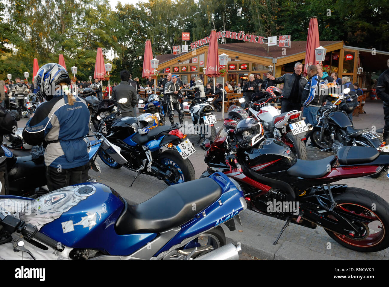 Bikertreffen am Abend vor der Spinner-Brücke — Foto mit Alamy-Wasserzeichen