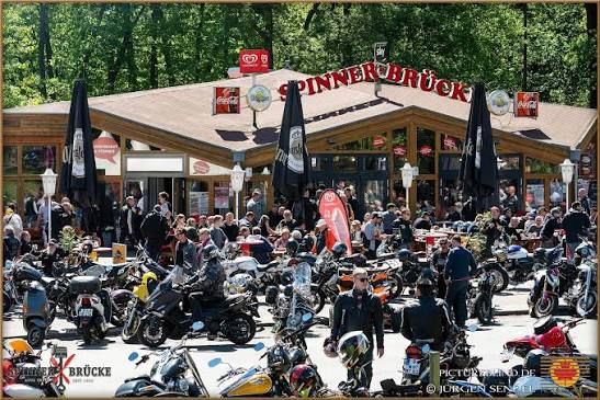 Gut besuchter Bikertreff vor der Spinner-Brücke — Foto mit Urheberhinweis