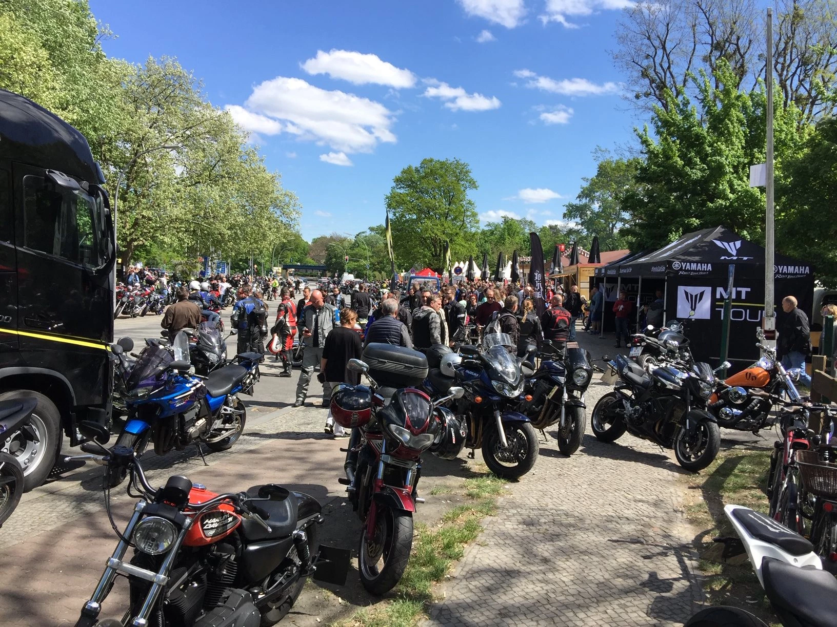 Volles Bikertreffen mit hunderten Motorrädern und Gästen vor der Spinner-Brücke im Frühling