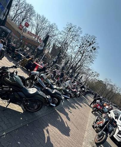 Motorräder und Gäste an einem sonnigen Frühlingstag vor der Spinner-Brücke