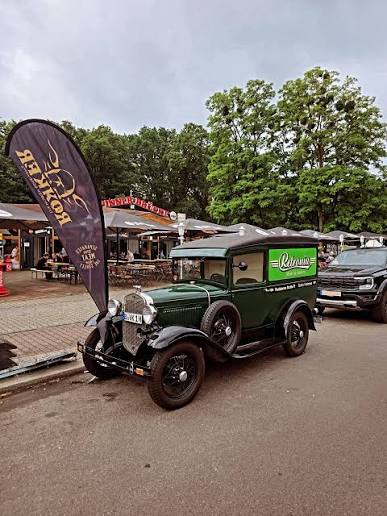 Grüner Oldtimer vor dem Biergarten der Spinner-Brücke