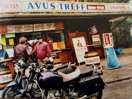 Historischer AVUS-Treff: Motorräder und Gäste vor dem ursprünglichen Holzkiosk