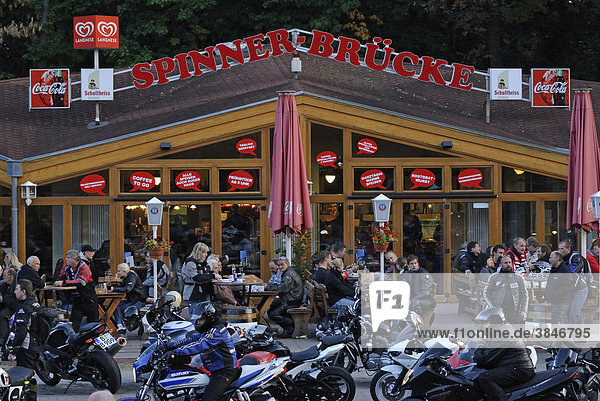 Motorräder vor dem Gasthaus und Gäste im Biergarten — Foto mit F1online-Wasserzeichen