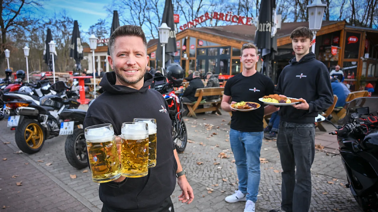 Team der Spinner-Brücke mit frisch gezapften Bierkrügen im Biergarten